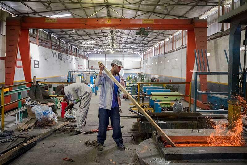 Un ouvrier de Metalco produit des câbles en cuivre à Kabwe, en Zambie.