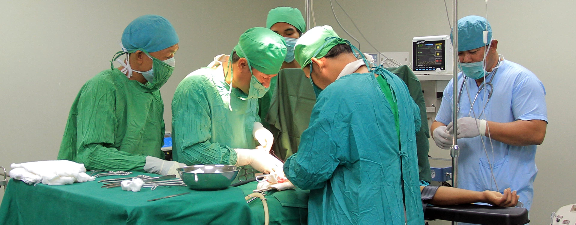 The 16 Makara hospital in Cambodia's remote Preah Vihear province is equiped with modern equipment. In this photo, specialists are performing surgery. The maintenance of 16 Makara is supported by the  World Bank and other international donors through the Health Sector Support Program and the Cambodia Second Health Sector Support Program.Preah Vihear province, CambodiaProjects: P070542, P102284Photo: Chhor Sokunthea / World Bank