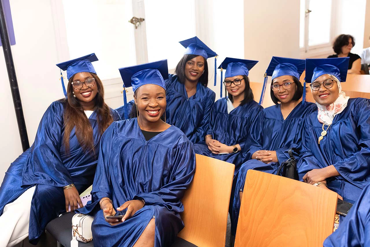 Les participants au programme posent pour une photo le jour de la remise des diplômes.